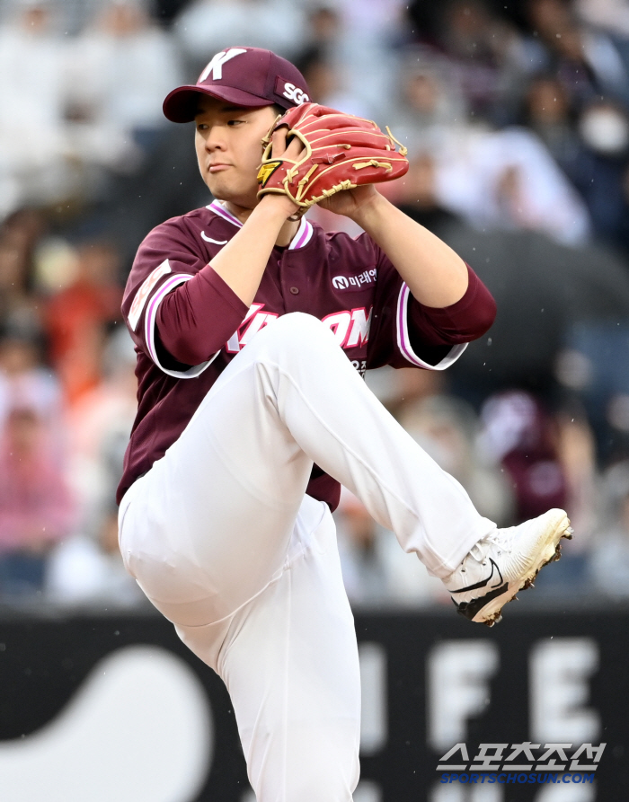 Will the No. 1 rookie, who is losing three consecutive games, also end his team's six consecutive wins. New infielders are also starting