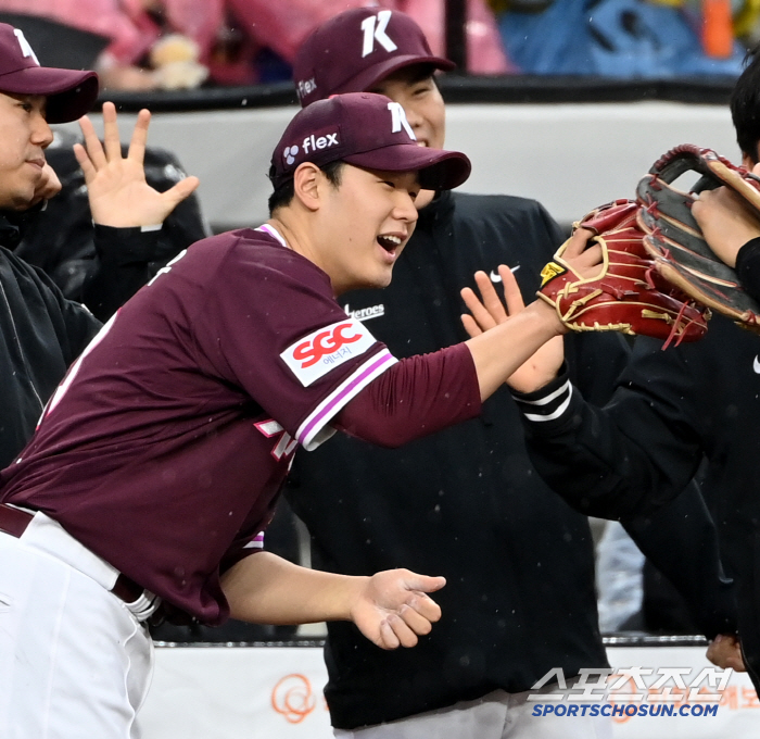 Will the No. 1 rookie, who is losing three consecutive games, also end his team's six consecutive wins. New infielders are also starting