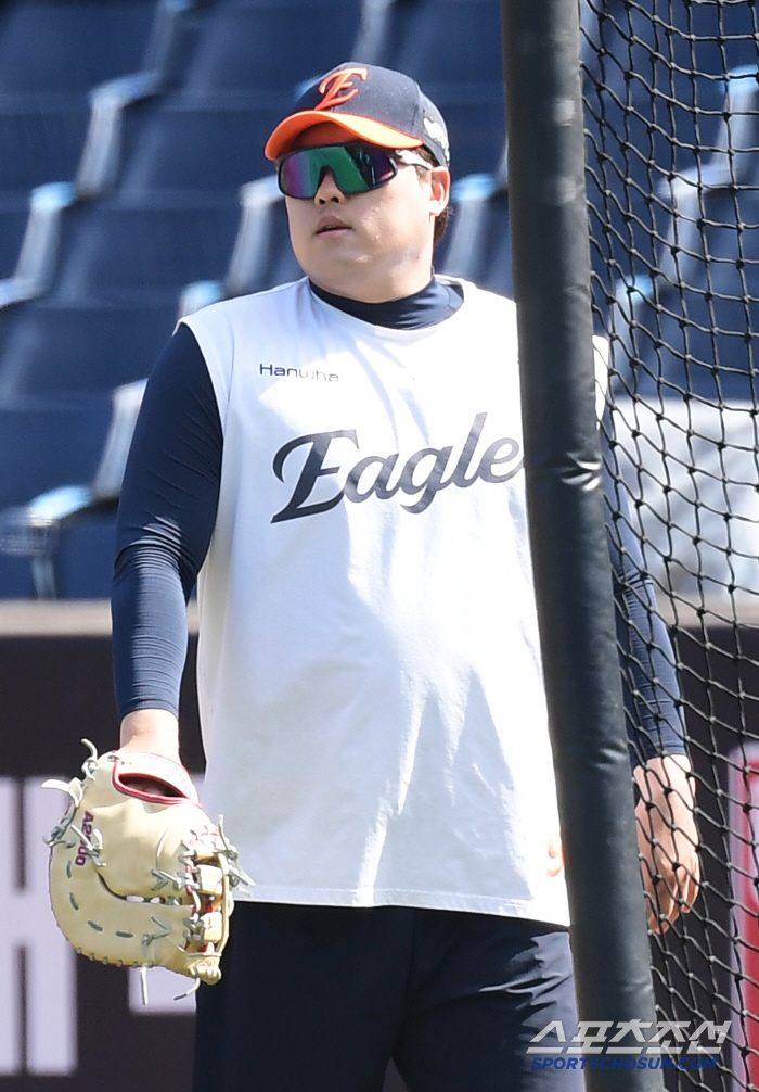 You're going to be a real director! Ryu Hyun-jin's unlimited responsibility, a veteran who helps his teammates train defense with first base mitts instead of the mound (Daejeon site)