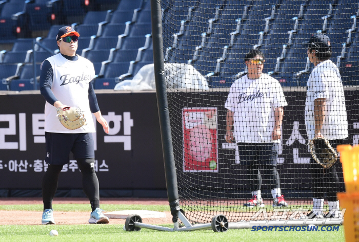 You're going to be a real director! Ryu Hyun-jin's unlimited responsibility, a veteran who helps his teammates train defense with first base mitts instead of the mound (Daejeon site)