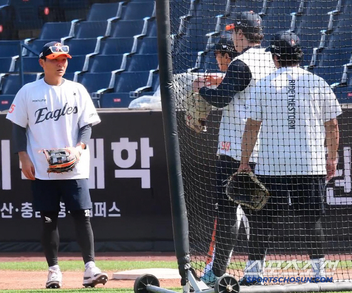 You're going to be a real director! Ryu Hyun-jin's unlimited responsibility, a veteran who helps his teammates train defense with first base mitts instead of the mound (Daejeon site)