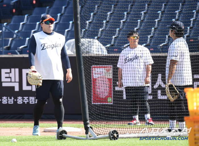 You're going to be a real director! Ryu Hyun-jin's unlimited responsibility, a veteran who helps his teammates train defense with first base mitts instead of the mound (Daejeon site)