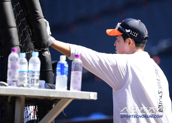 You're going to be a real director! Ryu Hyun-jin's unlimited responsibility, a veteran who helps his teammates train defense with first base mitts instead of the mound (Daejeon site)
