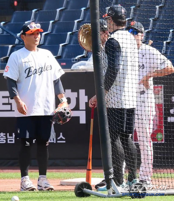 You're going to be a real director! Ryu Hyun-jin's unlimited responsibility, a veteran who helps his teammates train defense with first base mitts instead of the mound (Daejeon site)