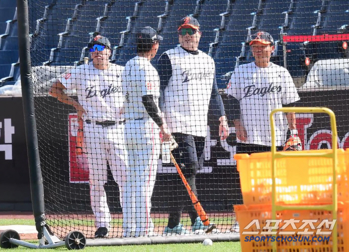You're going to be a real director! Ryu Hyun-jin's unlimited responsibility, a veteran who helps his teammates train defense with first base mitts instead of the mound (Daejeon site)