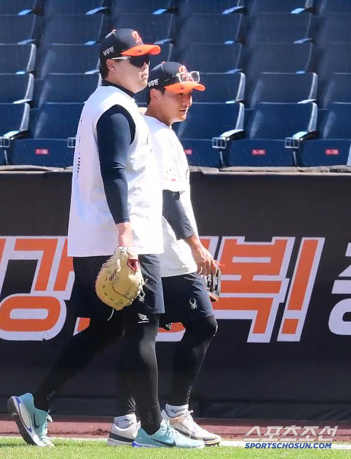 You're going to be a real director! Ryu Hyun-jin's unlimited responsibility, a veteran who helps his teammates train defense with first base mitts instead of the mound (Daejeon site)