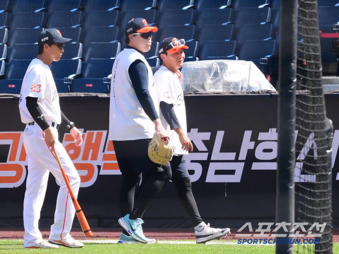 You're going to be a real director! Ryu Hyun-jin's unlimited responsibility, a veteran who helps his teammates train defense with first base mitts instead of the mound (Daejeon site)