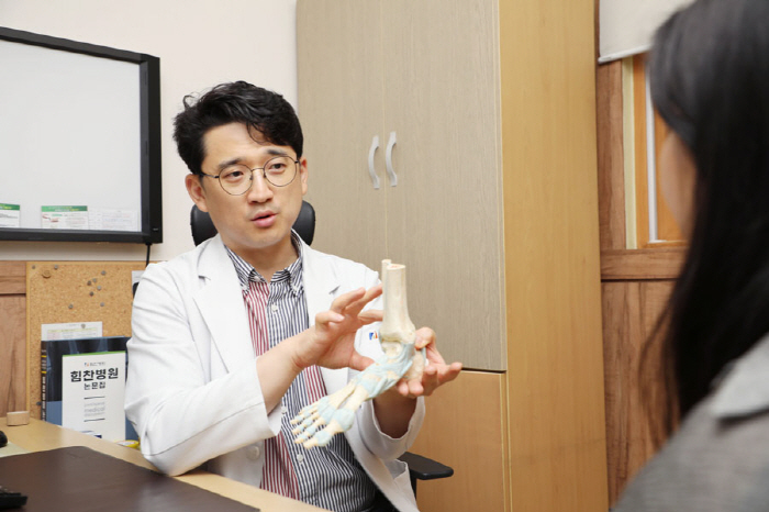Are the soles of your feet stinging when you wear sandals?Himchan Hospital's Summer Shoes and Foot Pain Causes