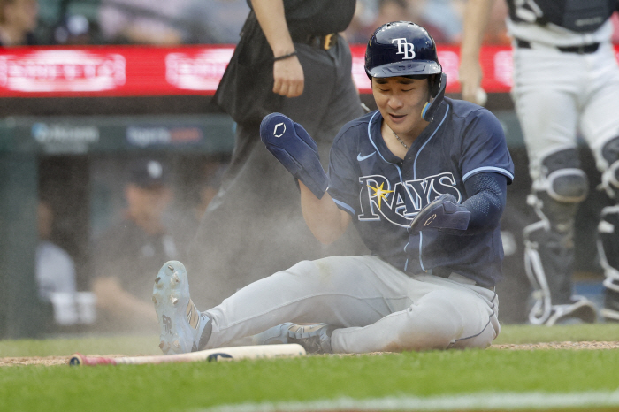 The center fielder of a 172.2km light-speed double missed his direction, the presence of Kim Ha-sung, the highest-paid player in scoring a tie against RBI