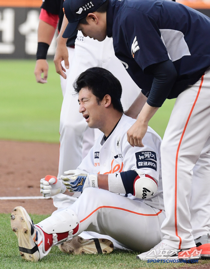 Choi Jae-hoon, who was hit on the head in the dizzying third inning, and KIA nail who was hit on the buttocks. I'm glad everything's okay