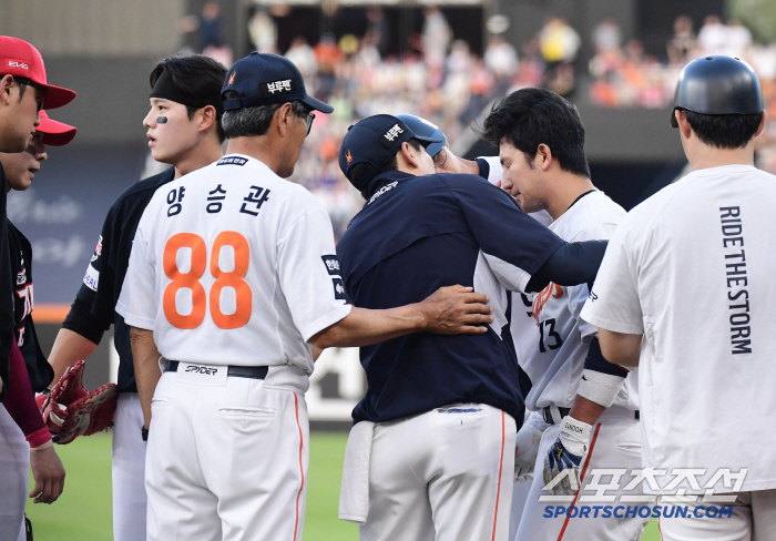 Choi Jae-hoon, who was hit on the head in the dizzying third inning, and KIA nail who was hit on the buttocks. I'm glad everything's okay