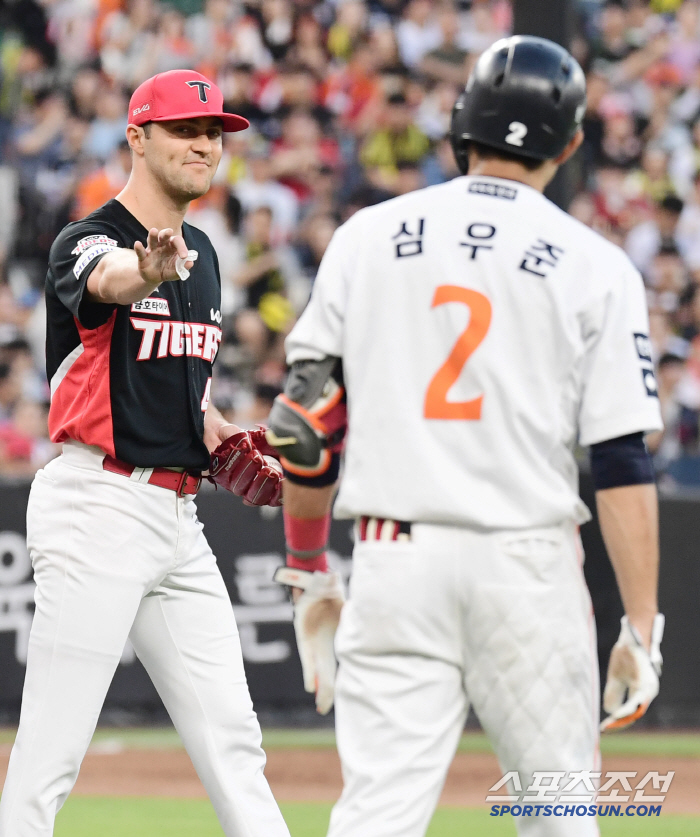 Choi Jae-hoon, who was hit on the head in the dizzying third inning, and KIA nail who was hit on the buttocks. I'm glad everything's okay