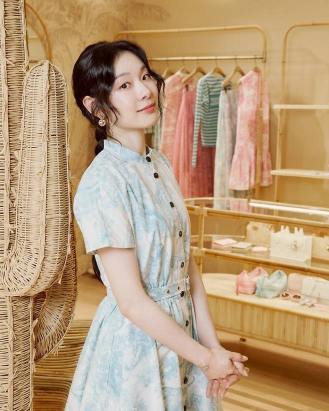 'Figure Queen' Kim Yu-na completes her DANA  Refreshing Resort look. 'Photoshoot wherever you go.'