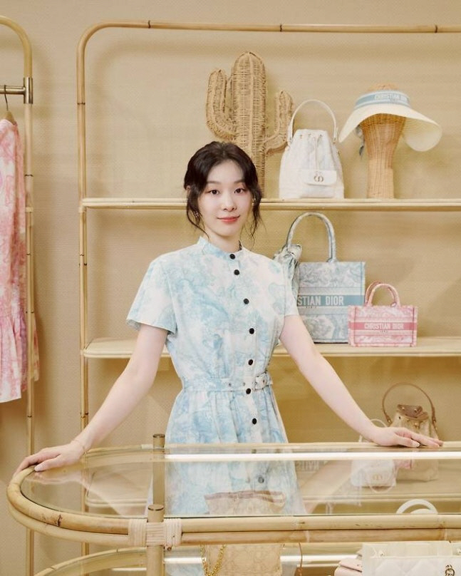 'Figure Queen' Kim Yu-na completes her DANA  Refreshing Resort look. 'Photoshoot wherever you go.'