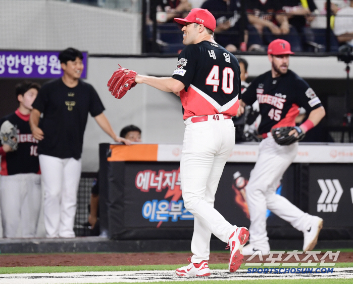 In the eyes of Kim Tae-gun's falcon, Hanwha's Cha Dong-hwang  with walks and bases loaded chance alternately in innings