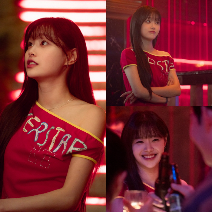 Is it Chuu? She's showing off her shoulders and red lips…Turned into a hot girl (my girlfriend is a real man)