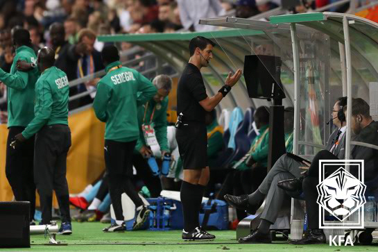 The K-League referee also holds the microphone and explains the VAR decision...Korea Football Association will test-run the Ansan E-Land match on the 13th → officially introduce it in August