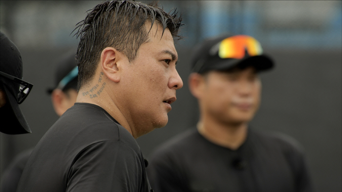  'Bang Bang Home Run Show'...From the first training session of 'The Greatest Baseball', legends ignited under Lee Jong-beom