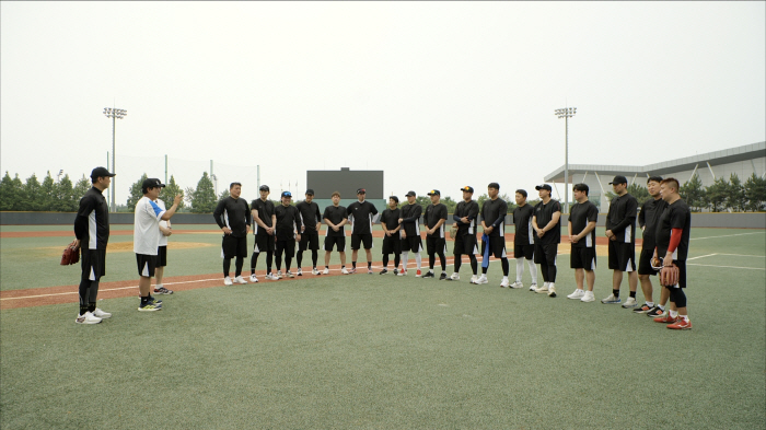  'Bang Bang Home Run Show'...From the first training session of 'The Greatest Baseball', legends ignited under Lee Jong-beom
