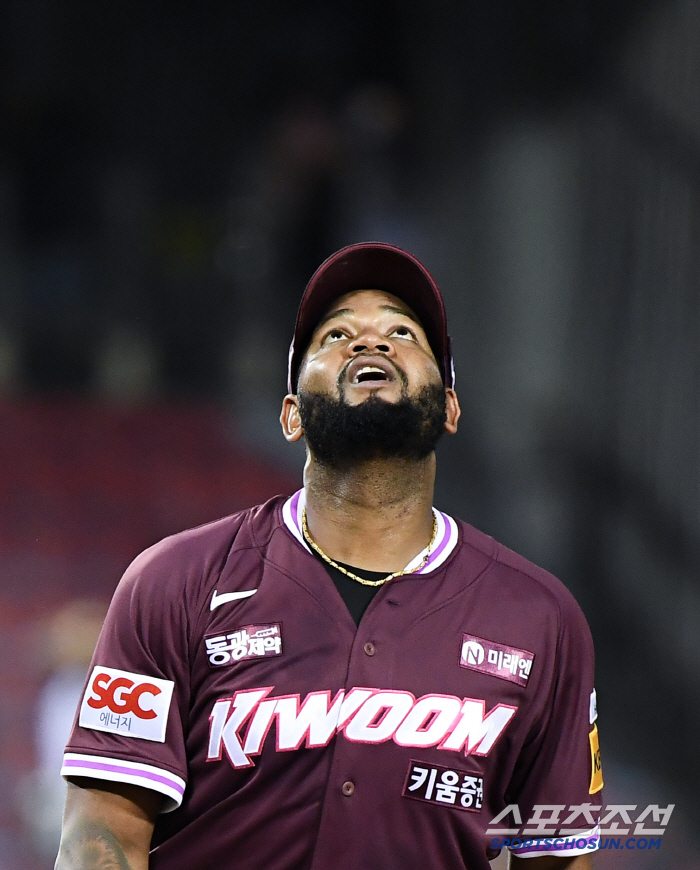  Alcantara is devastated by Park Kwan-woo's home run hit