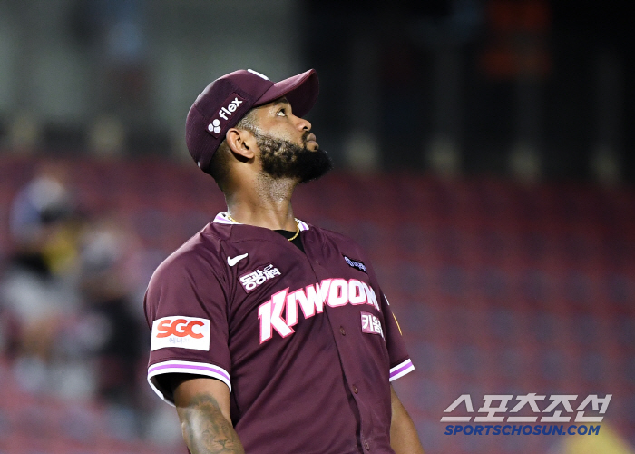  Alcantara watching Park Kwan-woo's home run ball