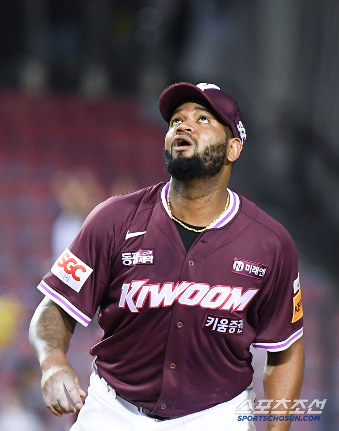  Alcantara watching Park Kwan-woo's home run ball
