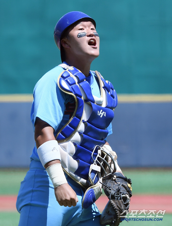  Busan High School catcher Kang Min-ki roars after stopping stolen bases