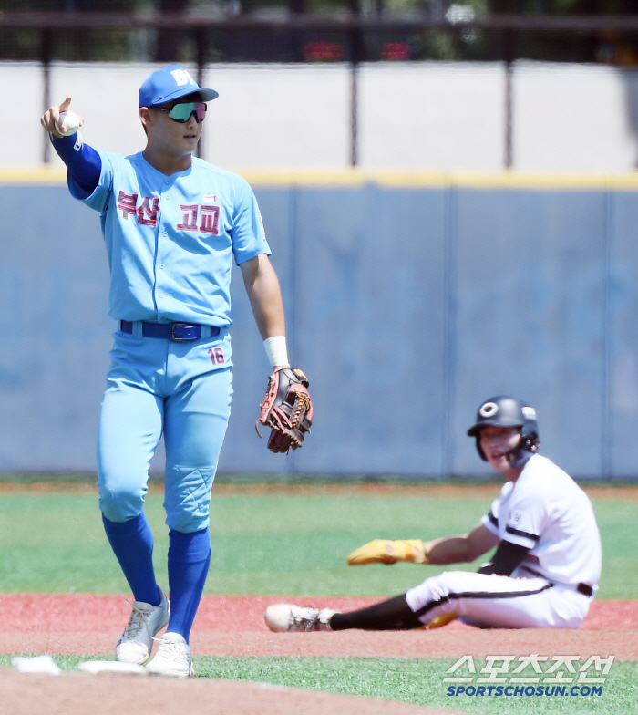  Busan High School catcher Kang Min-ki's catch