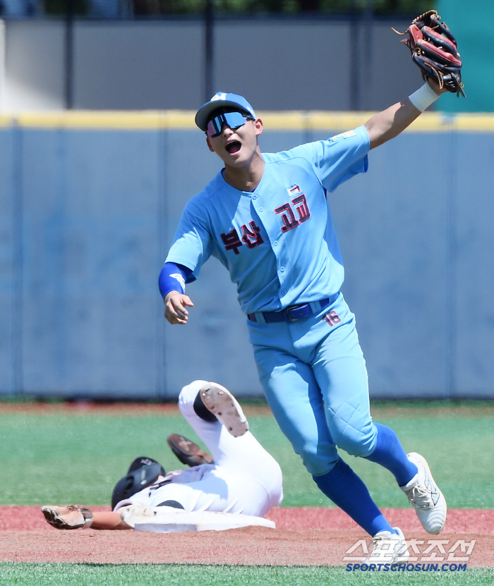  Busan High School shortstop Lee Seo-joon cheers after stopping stolen bases