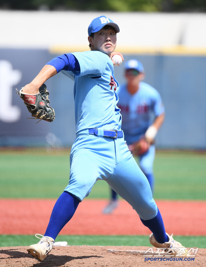  Busan High School's Park Jun-gun takes the mound as a starting pitcher for the semifinals