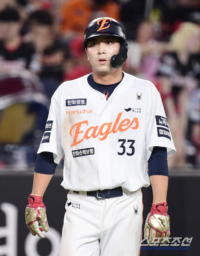  Checker at third base in Euro Gyeol