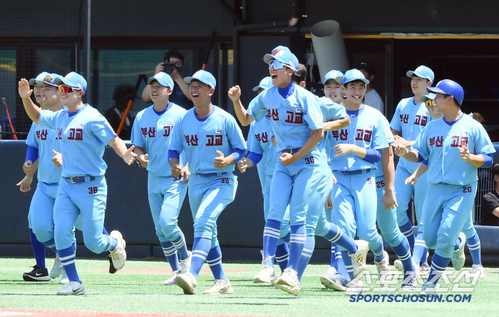 Cheering Busan High School players beat Daegu Sangwon to advance to the Blue Dragon final