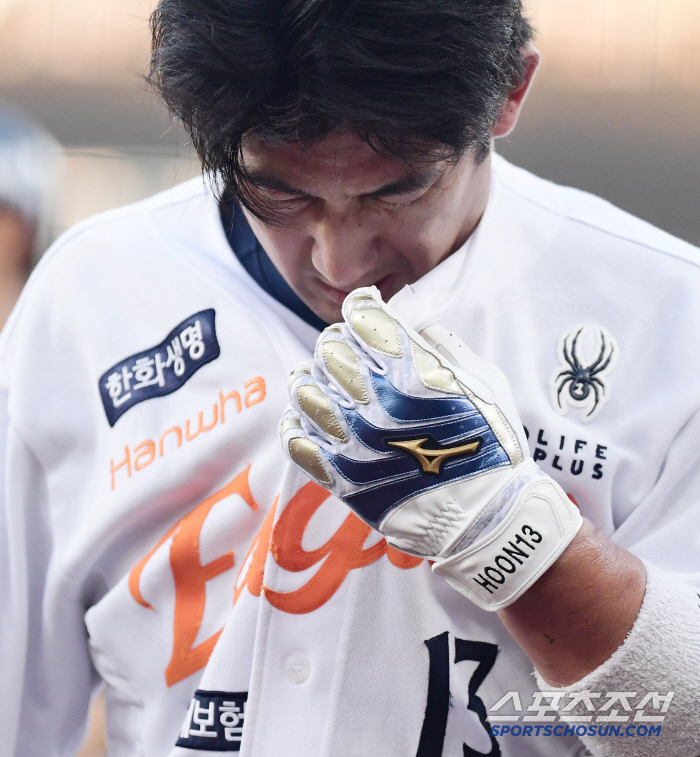  Choi Jae-hoon was injured in a dizzying collision with Oh Sun-woo at first base