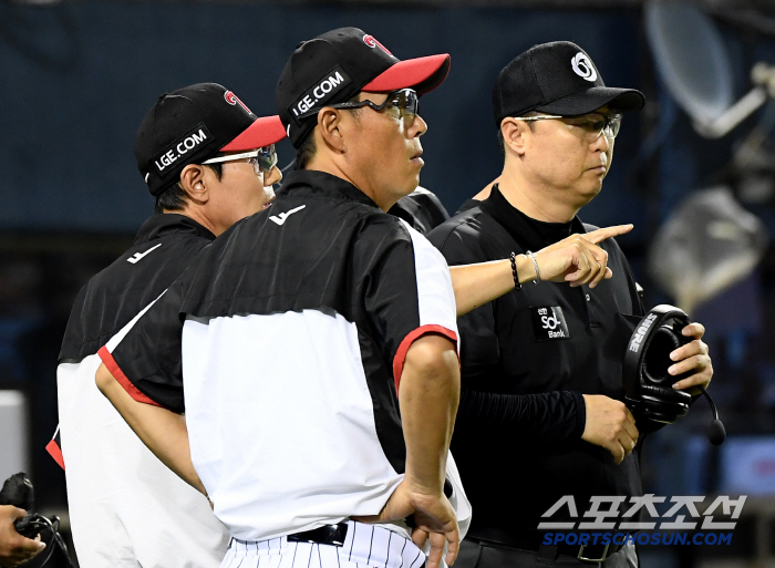 Director Yeom Kyung-yeop talks to the referee before video reading starts