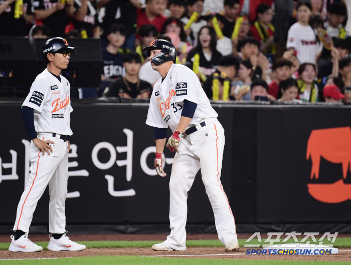  Euro Gyeol was checked after falling off third base