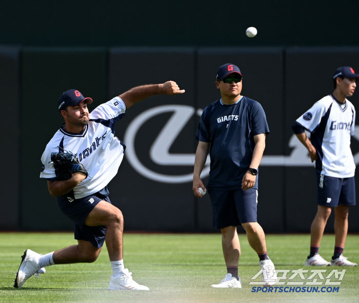  Gamboa checks ball power with a catch ball
