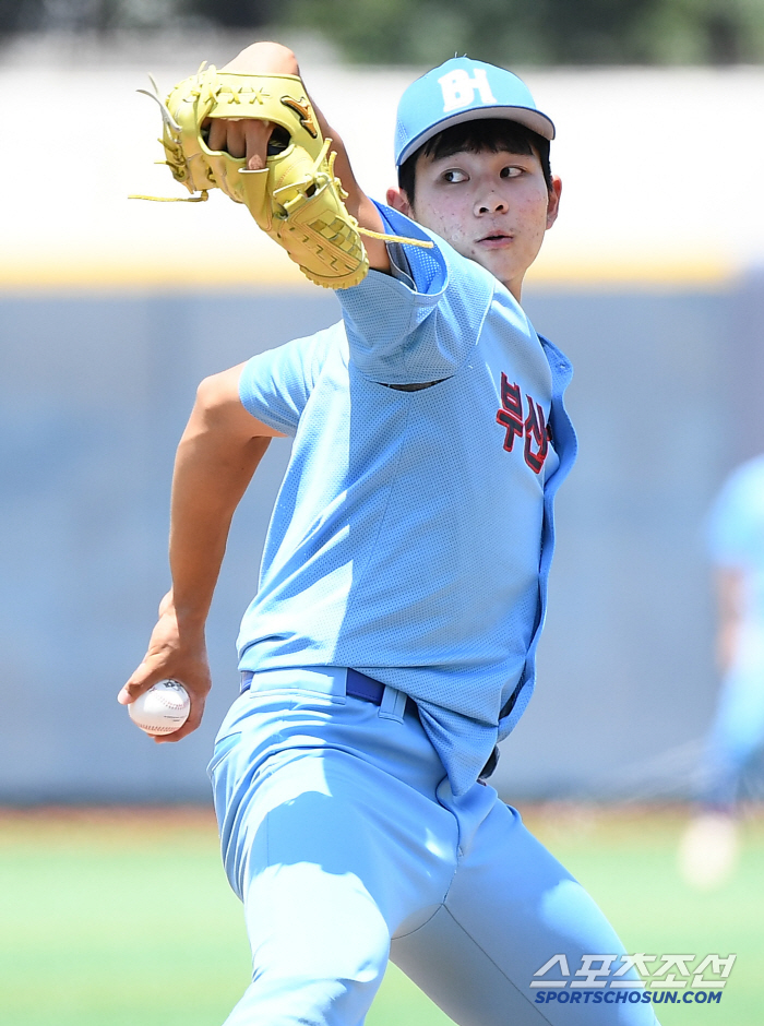  Ha Hyun-seung from Busan High School who came to the rescue team in the bottom of the 8th inning