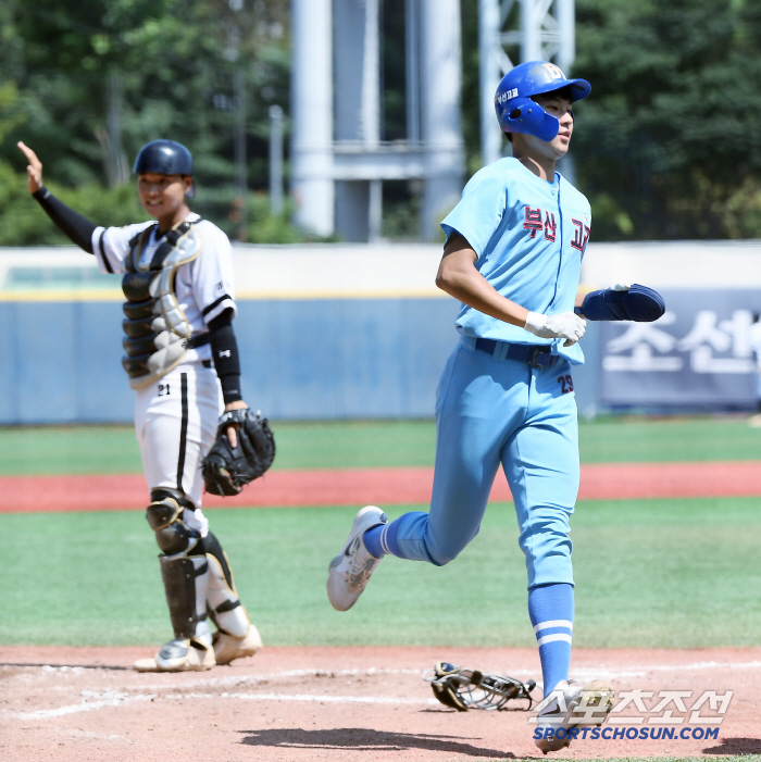  Ha Hyun-seung of Busan High School scores during sacrifice fly