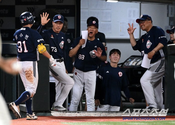  High-five with acting director Jung Soo-bin and Cho Sung-hwan of Solo Four