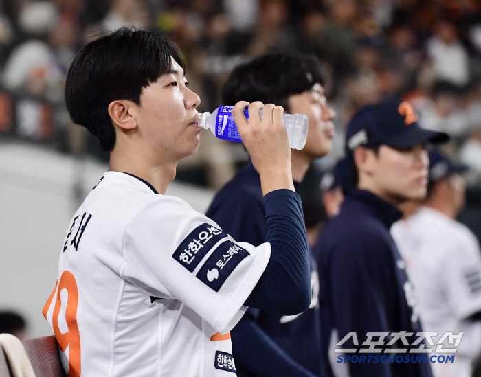 Hwang Jun-seo pitched well until one out in the seventh inning