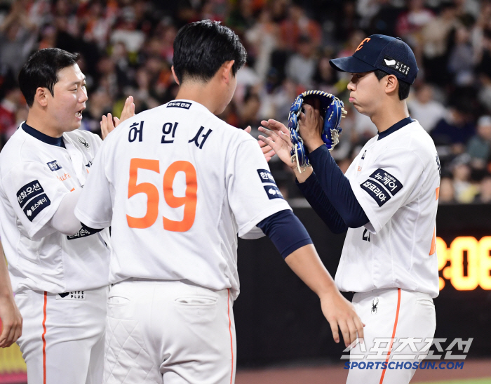  Hwang Jun-seo pitched well with one out in the seventh inning