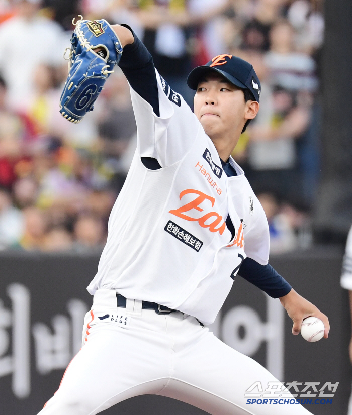  Hwang Jun-seo pitches for the first half of the first half of the game