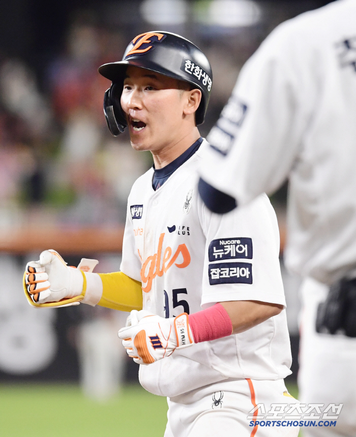  Hwang Young-mook hit to save the last chance in the bottom of the 9th inning