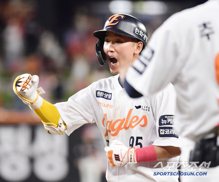  Hwang Young-mook's hit to save a chance in the bottom of the ninth inning