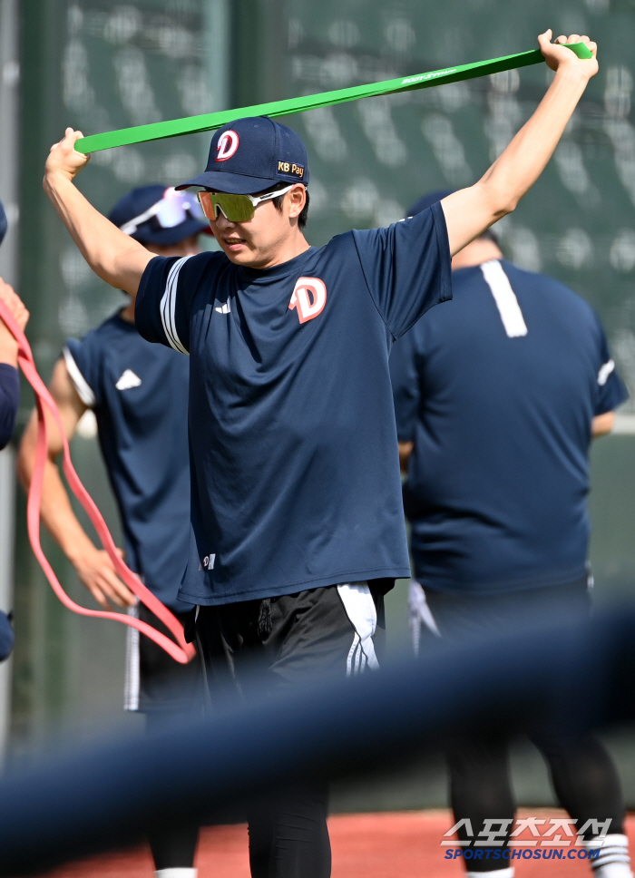  Jung Soo-bin starts preparing for the game by stretching