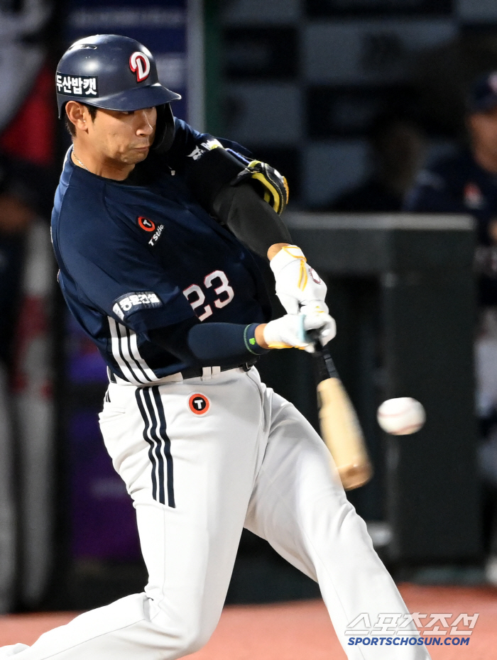  Kang Seung-ho, a two-run double, scored five runs in the ninth inning of Doosan