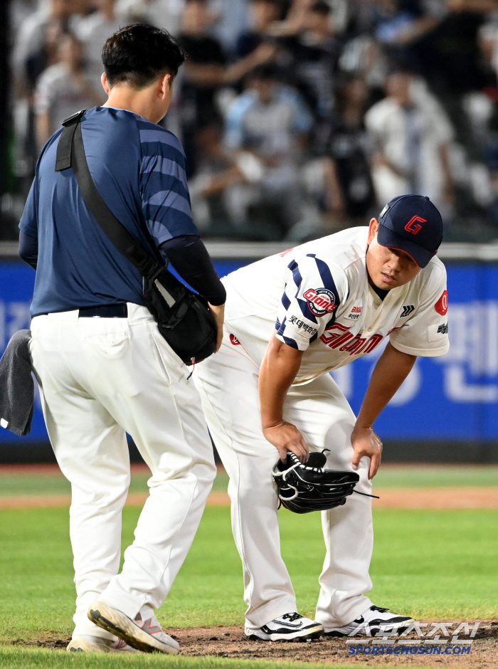  Kim Sang-soo complains of leg pain
