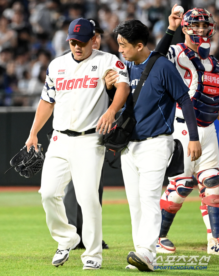  Kim Sang-soo, who's being helped, hopes it's not a big injury
