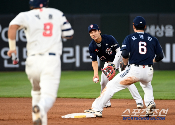  Lee Yoo-chan, who caught a ground ball, tosses to Oh Myung-jin