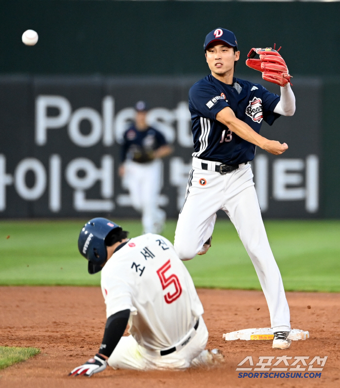  Lee Yoochan grabs 2nd base and goes to 1st base